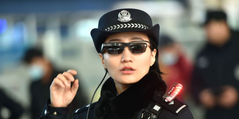 中國公安戴著有臉部辨識功能的智慧眼鏡值勤（圖／http://www.businessinsider.com/china-police-using-facial-recognition-glasses-2018-2）