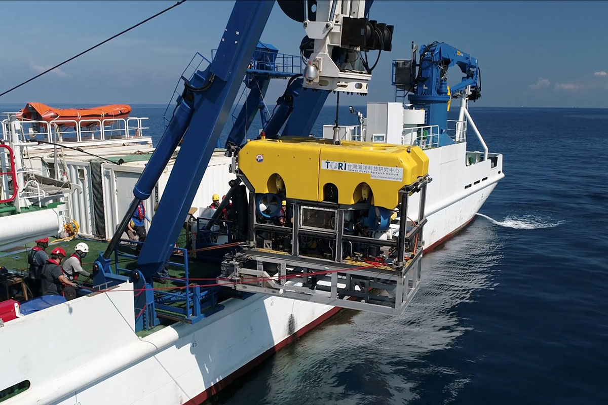 水下遙控無人載具（ROV）是可以在深海高壓環境下工作的機器人，透過遠端遙控執行採樣、測量與記錄任務。 （圖／台灣海洋科技研究中心）