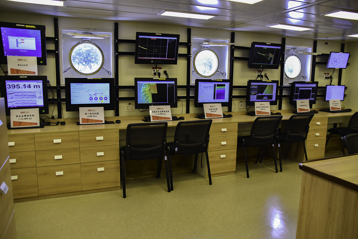 各種測量系統的監控螢幕在主實驗室一字排開，方便研究人員觀看數據。 （圖／郭彩軒）