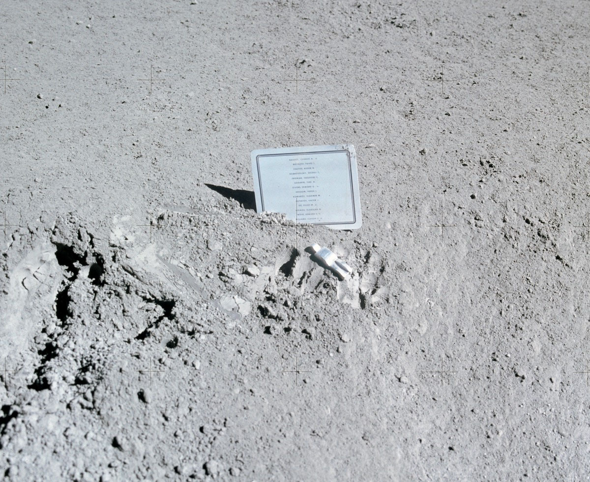 阿波羅15號放在月球上的紀念牌和雕像。 （圖／NASA）