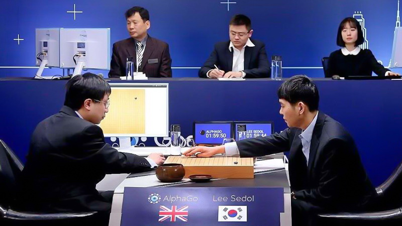 AlphaGo Lee（左）與李世乭（右）對弈轉播畫面。（圖／gogameguru.com）