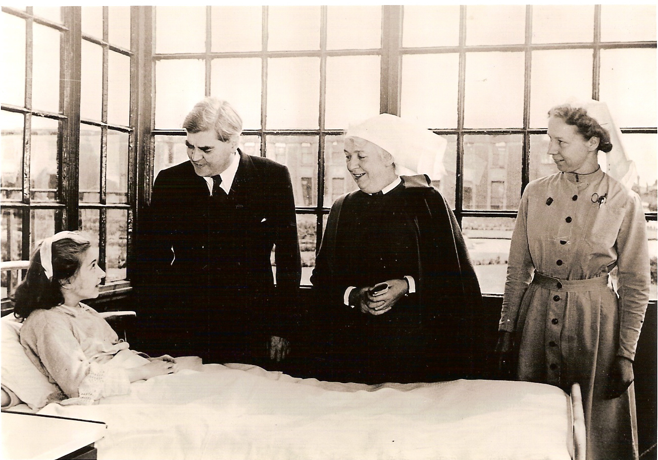 時任衛生部長Aneurin Bevan在英國國民保健署（NHS）成立第一天（1948年7月5日）於戴維胡姆公園醫院（Park Hospital, Davyhulme）。（圖／wikipedia，https://www.flickr.com/photos/liverpoolhls/14465908720/）