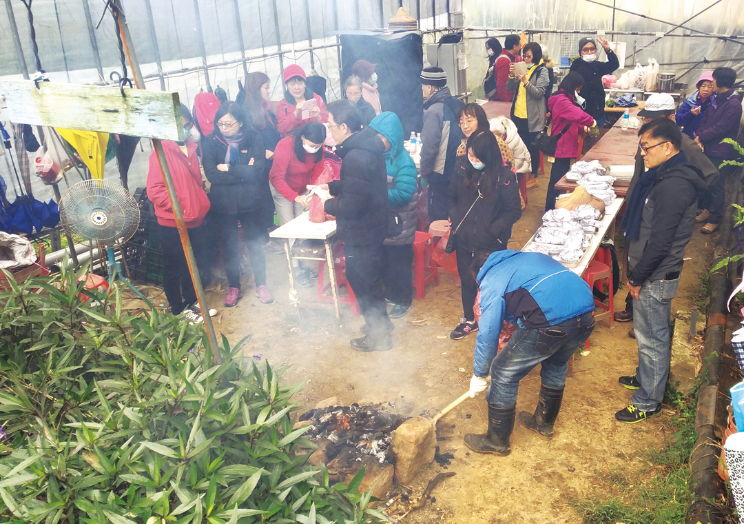 在台北市的白石湖休閒農業區動手體驗起火造窯，是都市農業體驗的代表。