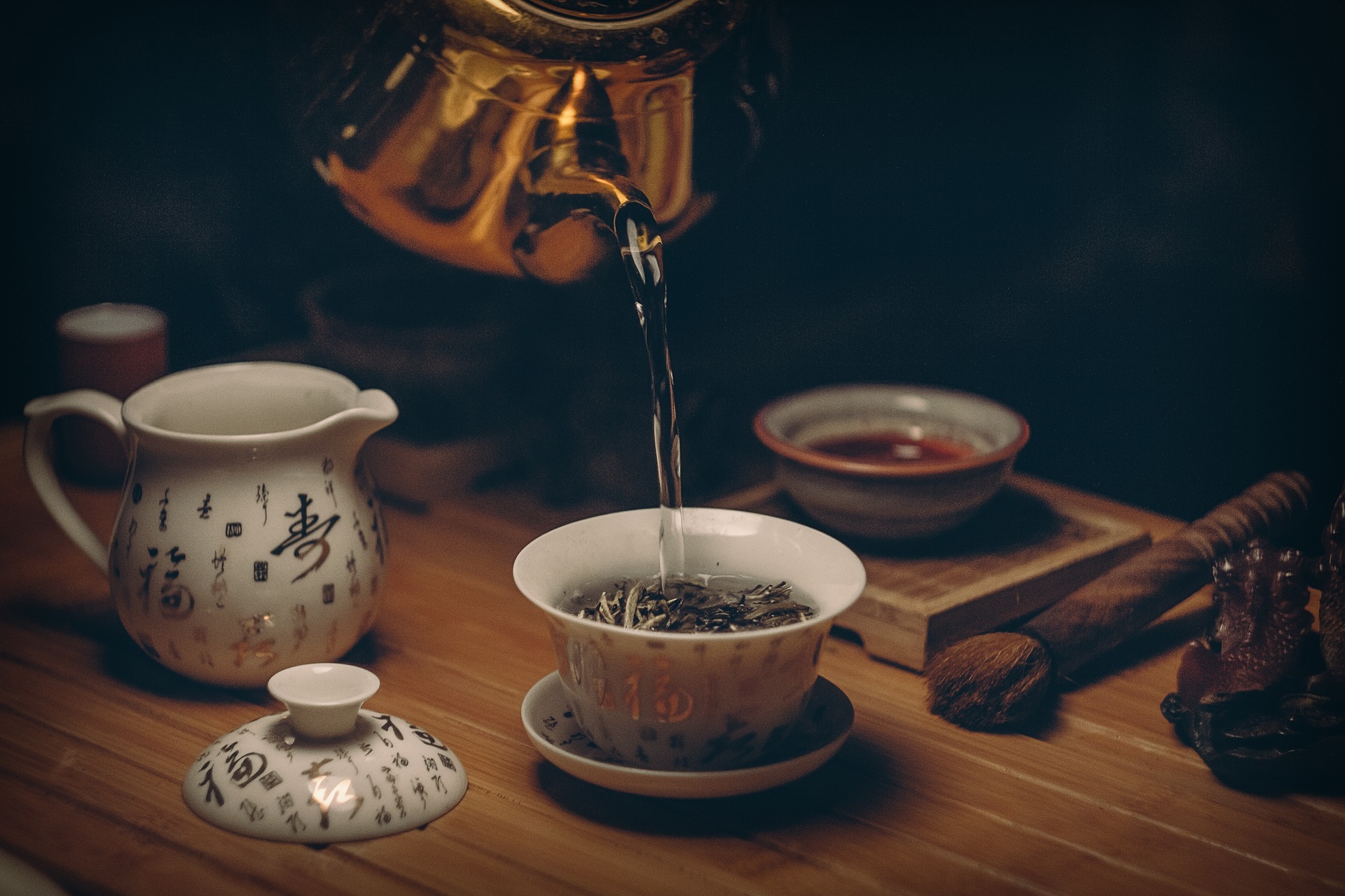 茶裡含有咖啡因，會造成健康問題，例如焦慮、失眠等。