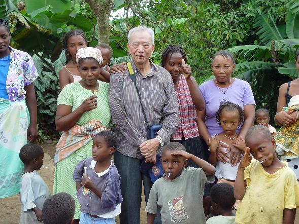 連日清博士2005年在聖多美協助抗瘧時與民眾合影留念。