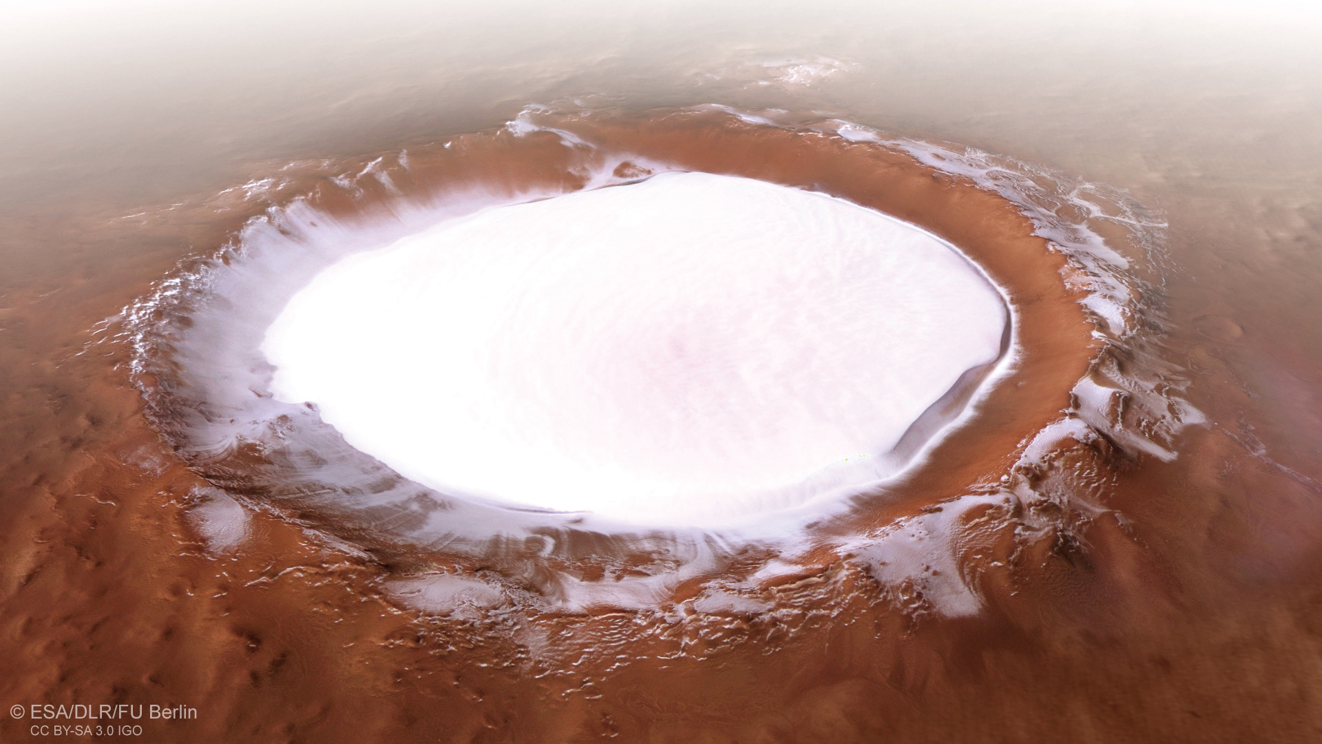 火星快車傳回的隕石坑照片，其中鋪著未擾動過的雪。這個隕石坑叫做Korolev crater，位於火星北半球（165°E, 73°N），直徑82公里。（按，火星快車已在火星軌道上運行了15年以上）（credit: ESA / DLR / FU Berlin, CC BY-SA 3.0 IGO）
