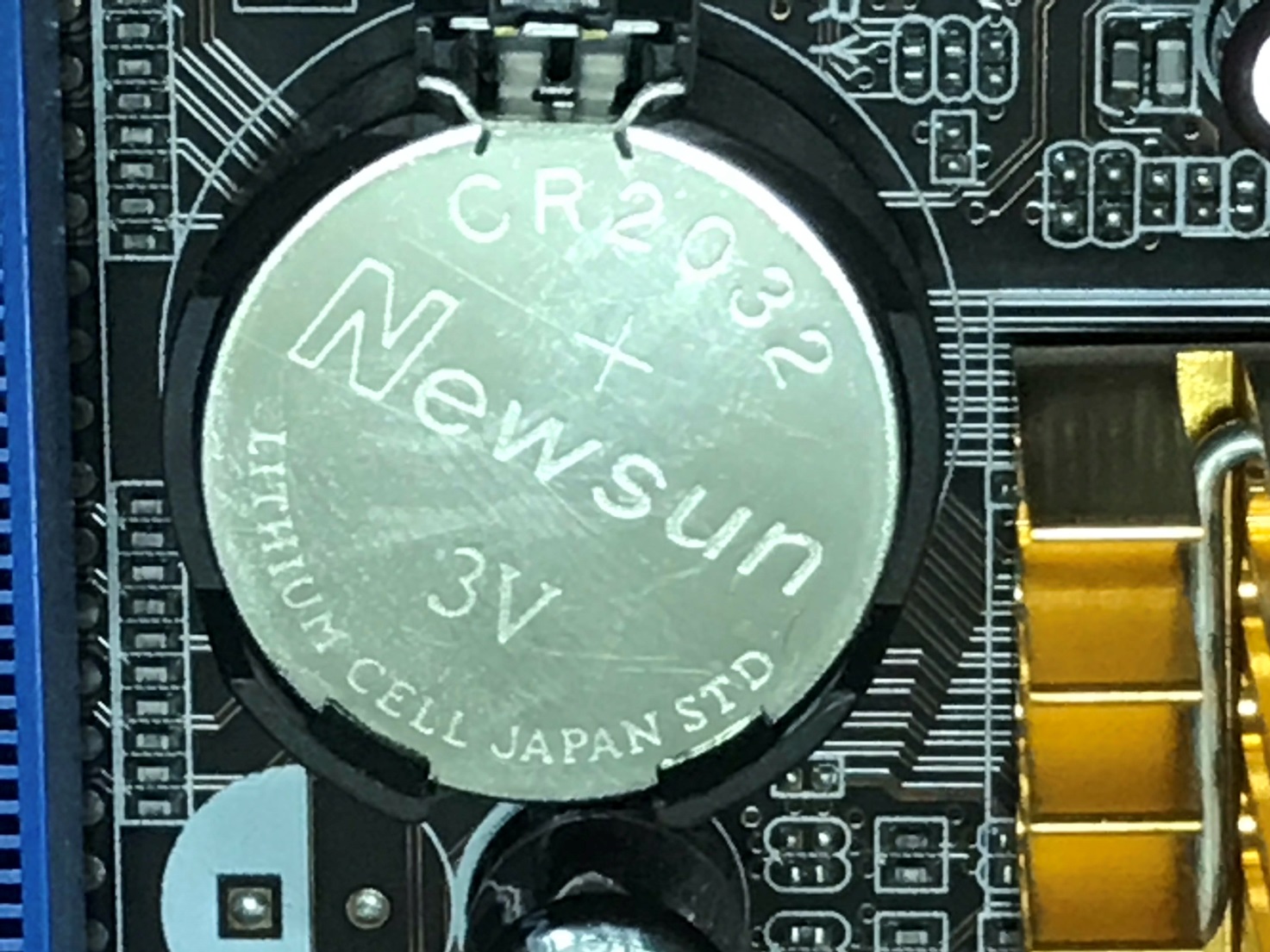CR2032鈕扣型鋰電池是屬於一次性鋰電池，常常用來裝在電腦主機板、計算機、遙控器、科學儀器、手錶和其他小型設備中的電池。CR是指鋰電池，2032是指直徑20毫米、高度為3.2毫米。根據國際電工委員會（IEC）標準60086的定義，CR2032為直徑19.7-20毫米、CR2032規格參數表，標準電壓 3V，標準容量210mAh ，標準電流0.2mA ，最大連續電流 2.0mA ，最大脈衝電流 20mA ，最大尺寸 Φ20.0x3.2mm ，重量3.1g，高度2.9-3.2毫米的圓柱體。一次性鋰電池以金屬鋰(Li)為陽極，碘(I2)為陰極，電解質常使用碘化鋰溶液。(李柏翰拍攝)