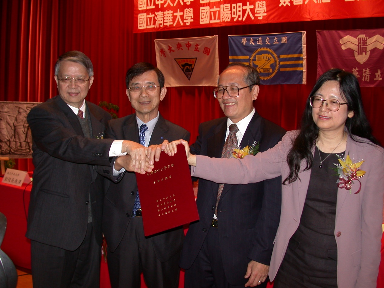 時任陽明校長的吳妍華，參與推動台灣聯合大學系統，跨校合作整合資源。