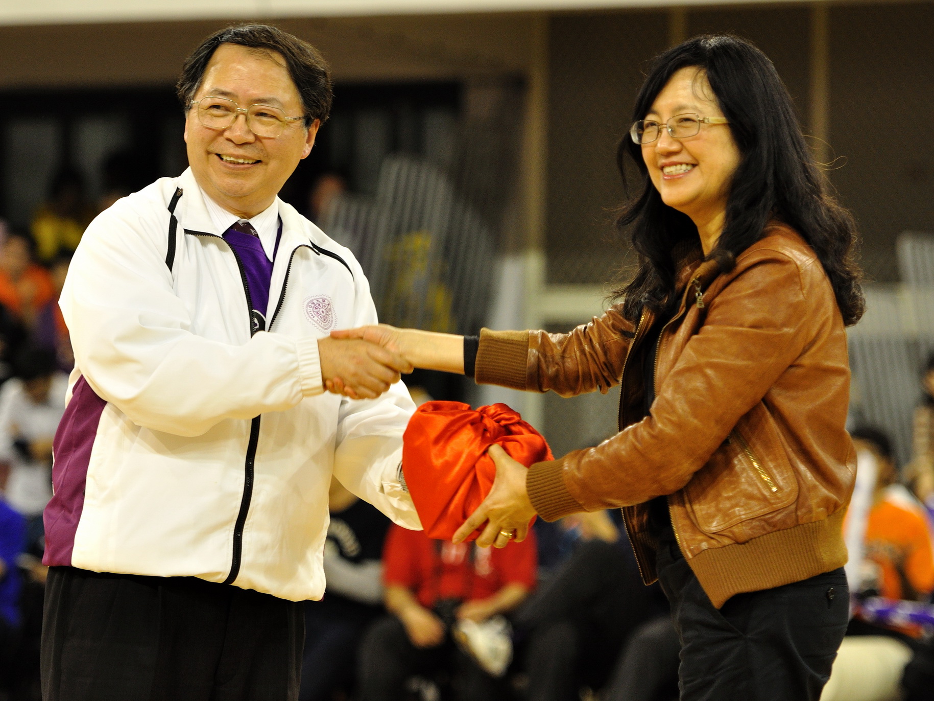 時任交通大學校長的吳妍華教授，交接清交梅竹賽印信。