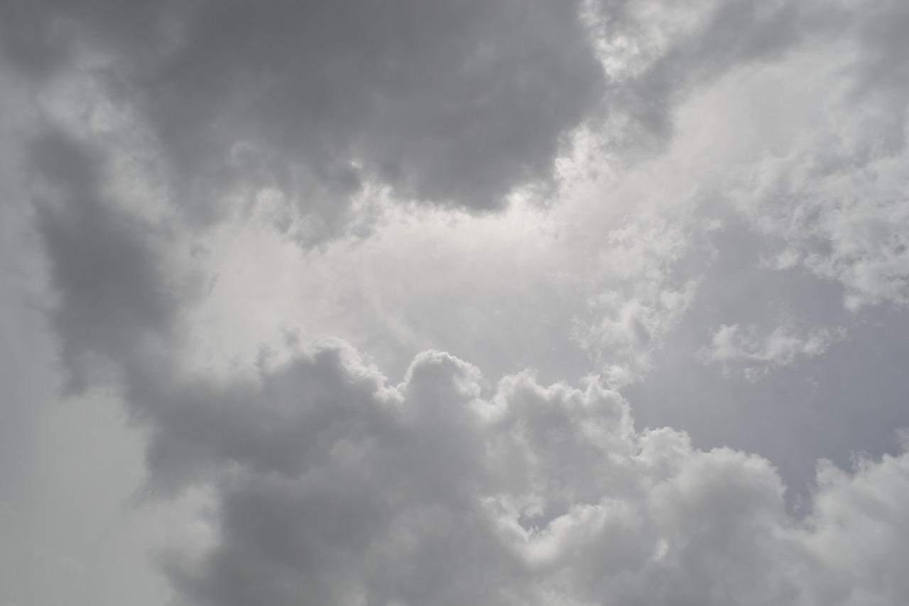 （霧濛濛的天空反映出空氣品質的糟糕。圖／pixabay）