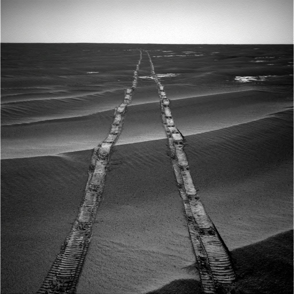 凡走過必留下痕跡。2010年8月4日，機會號回顧自己在火星上的車轍。（圖／NASA，JPL-Caltech）