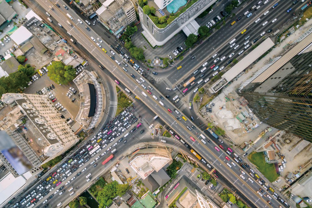 交通管理是各大城市治理必須面對的問題，隨著車輛總數與用路人多元需求的增加，交通控制系統也必須跟上腳步，實現多元目標的整合，以滿足城市發展的交通、環保、用路安全等需求。（圖／邱素文）