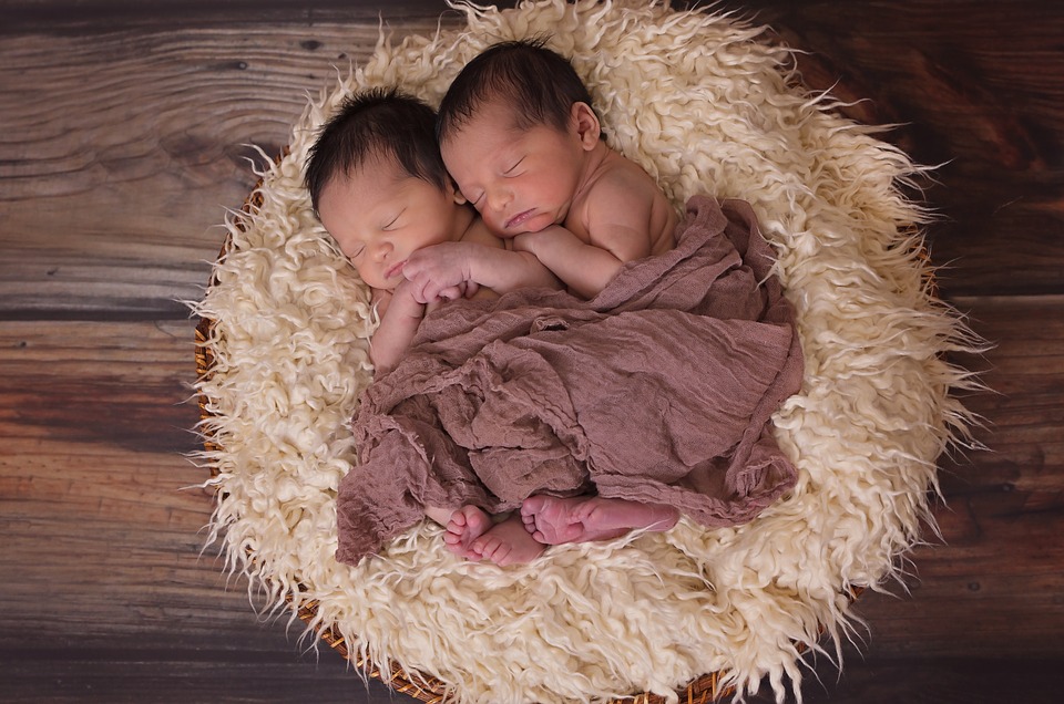 正常情況下，同卵雙胞胎應是同性別。