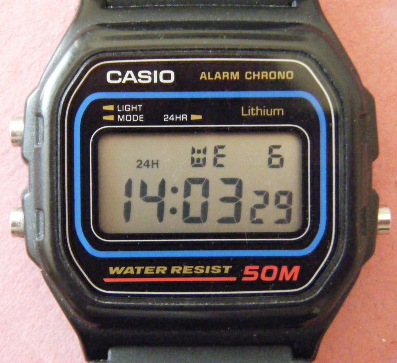 使用TN-LCD為顯示螢幕的手錶 (圖片取自維基百科，作者Ricce，公開授權)