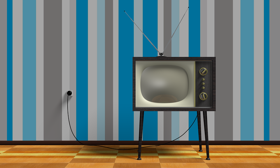 顯示器的效能一直是廠商主打的重點。以電視為例，體積龐大的陰極射線管電視從1990年代起逐漸被體積較小的液晶電視取代。（圖片來源：AlexAntropov86）