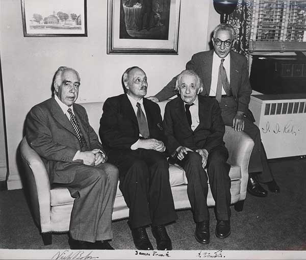 諾貝爾獎得主（由左）：波耳（Niels Bohr）、法蘭克（James Franck）、愛因斯坦（Albert Einstein）、和拉比（Isidor Rabi） (Photo: Wikimedia commons)