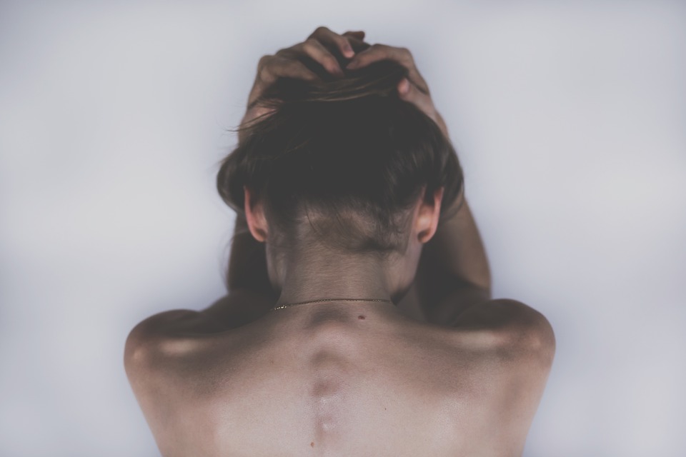 帕金森氏症的症狀之一是皮脂腺過度活躍，而皮脂腺的分布以近肩背部、前額最密集。（圖／StockSnap，Pixabay）