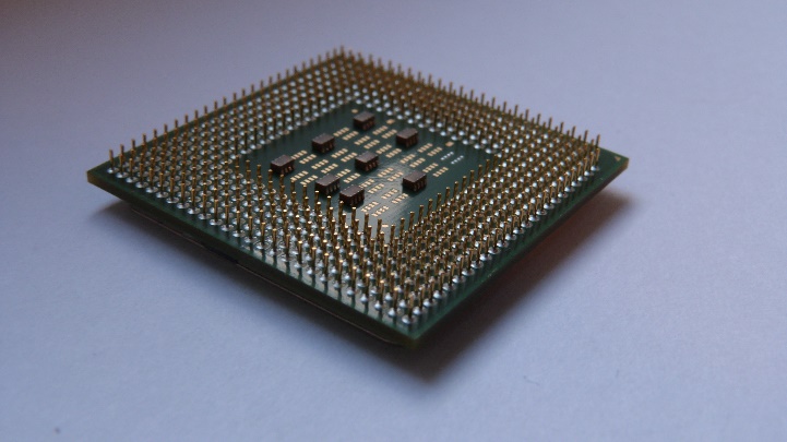 晶粒封裝後所形成的晶片。(圖片作者：Wikipedia user Liam McSherry，CC BY-SA 3.0授權)