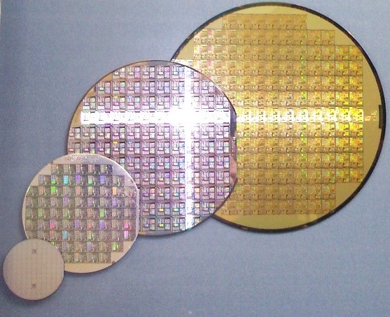 矽晶圓的尺寸差異與晶片圖案。(圖片作者：Wikipedia user Stahlkocher，CC BY-SA 3.0授權)