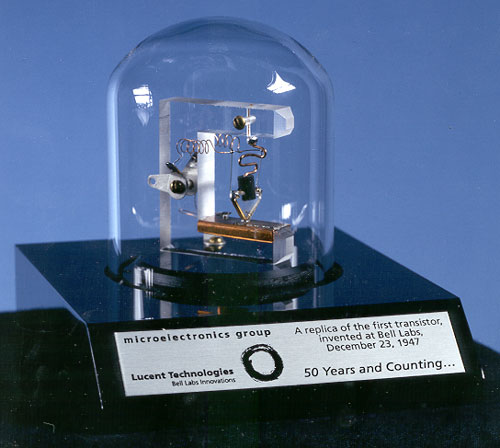 貝爾實驗室(Bell Labs)於 1947年開發出世界第一個電晶體，並於1948年7月15日將之發表於《物理評論快報》(Physical Review Journals)，圖片為Lucent Technologies公司於1997年所製作的複製品。(圖片作者：Wikipedia user  Federal employee，公有領域)