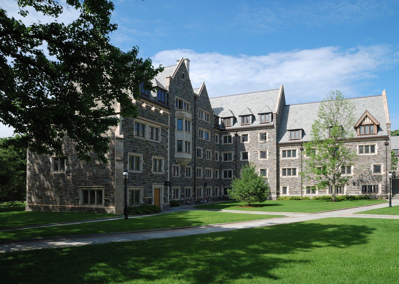 普林斯頓大學（Princeton University）為美國國內甚至是世界範圍內首屈一指的私立研究型大學，亦為常春藤盟校成員。明斯基於1954年以數學博士學位自此校畢業。圖中為校園一隅美景。（圖／Pixabay）