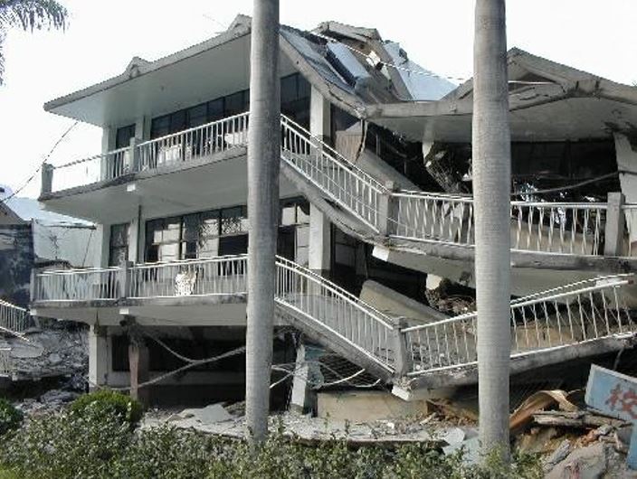 九二一大地震時，有許多校舍不堪強震侵擾，嚴重損毀倒塌。