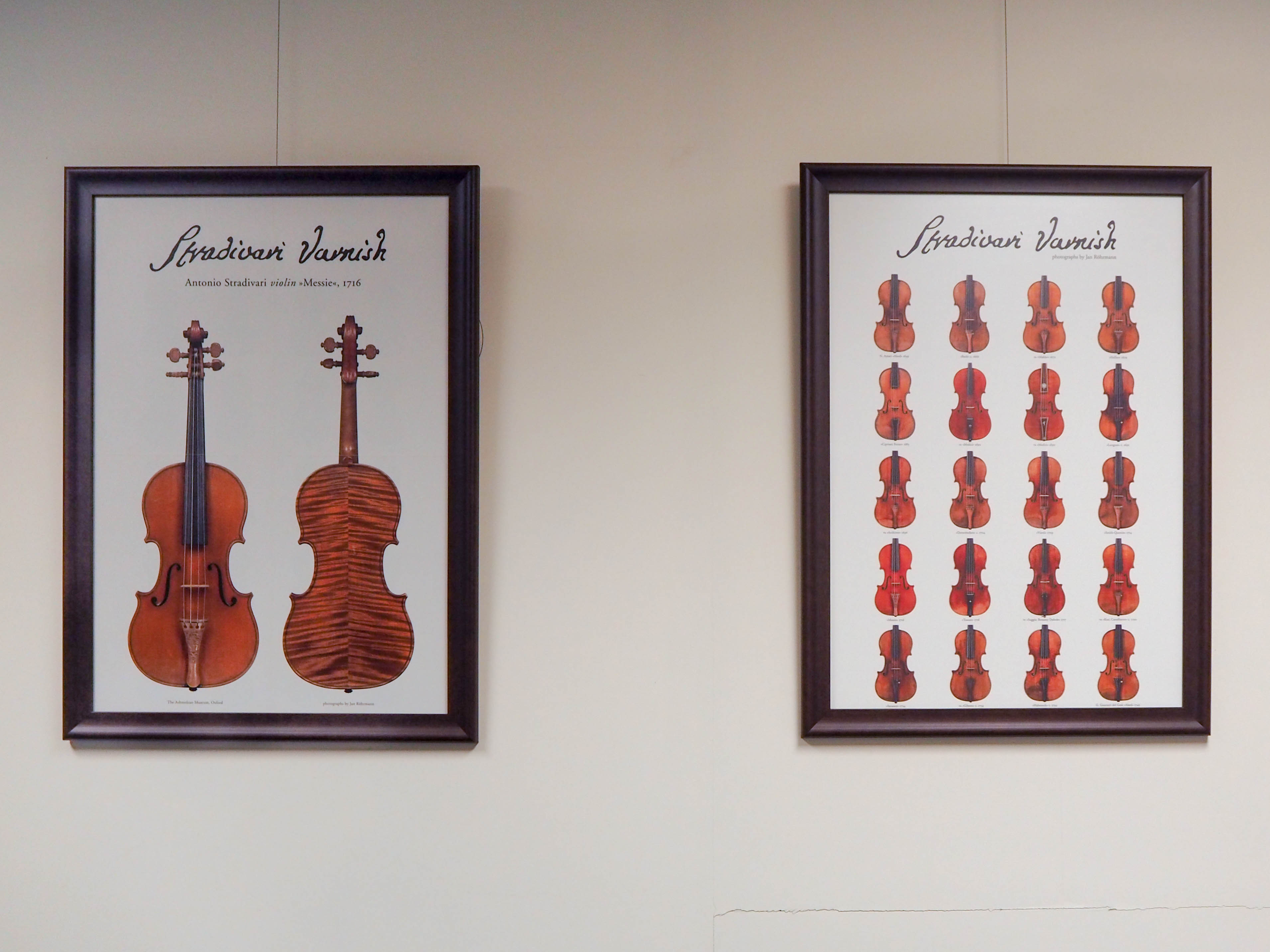 戴桓青辦公室掛著名琴海報，左側為公認最完美的史特拉底瓦里小提琴。其名為Messiah，產於1716年，保存於英國牛津阿什莫林博物館（Ashmolean Museum）。（圖／文詠萱攝）