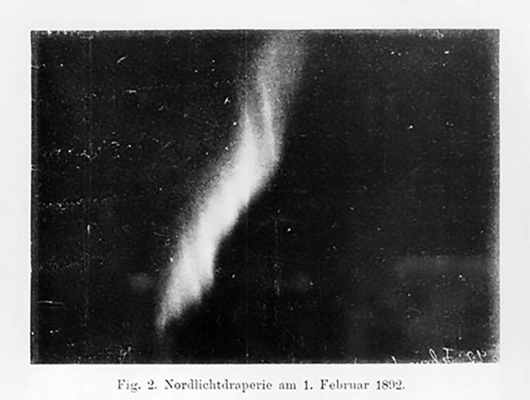 1892年1月5日第一張極光照片（圖／1892: First Auroral Photography〉