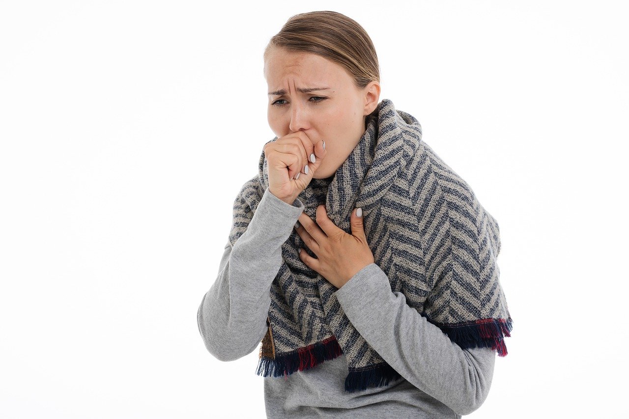 咳嗽可以把被阻隔在黏膜表面的病原體沖刷出體外。（圖／Pixabay）