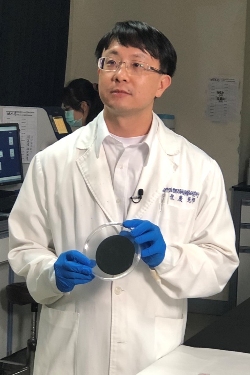 吳佳慶教授展示微流道研究成果，未來可望利用此擷取胞外體於晶片上。（圖／白明奇團隊提供)