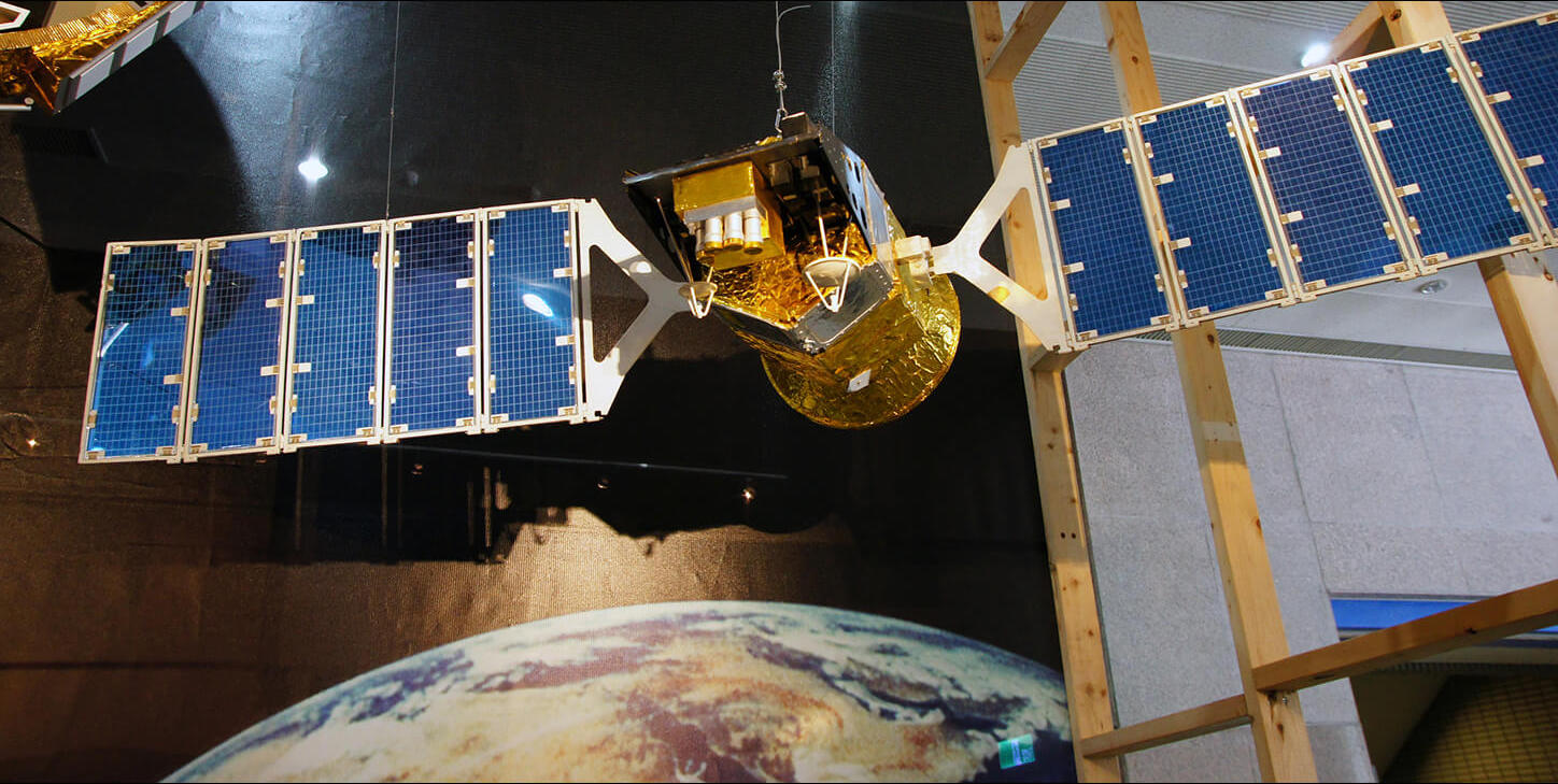 圖一：臺灣發射第一顆進行科學研究衛星的福衛一號。圖片來源／Peellden -Iown work, CC BY-SA 3.0