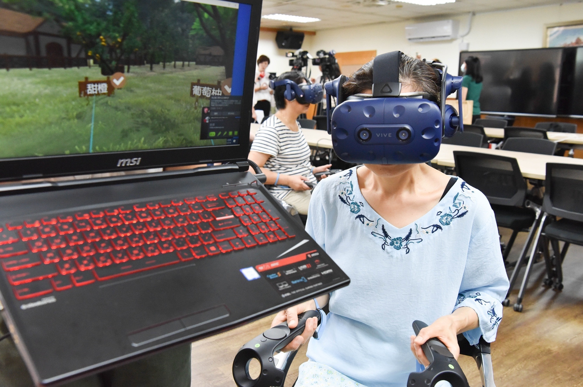 圖一： 3D VR 眼鏡讓高齡者不必遠距離移動就能擁有擬真體驗，並在體驗過程中同時達到身心療癒的效果。（影像來源：國立臺灣師範大學健康促進與衛生教育學系郭鐘隆教授）