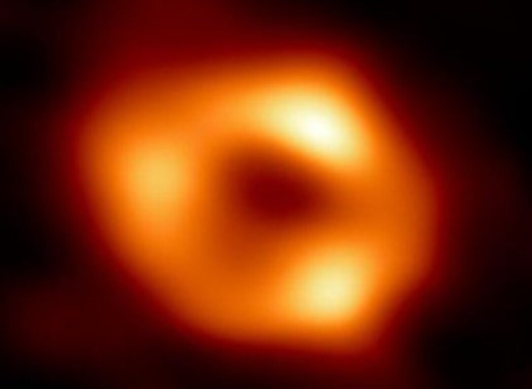 圖一：超巨質量黑洞一直到 20 世紀末、21 世紀初才有比較明確的觀測證據，但超巨質量黑洞究竟如何形成，至今仍是學界的未解之謎 。（影像來源：Wikipedia）