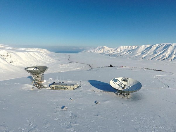 挪威 EISCAT在斯瓦爾巴群島設置的雷達系統。圖片來源：劉正彥教授提供