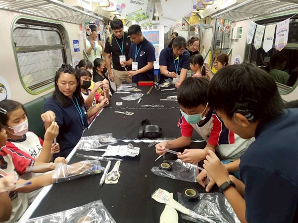 圖 1 北聰學生（藍衣）帶領小學生實作科學。圖片來源：林佳穎老師提供