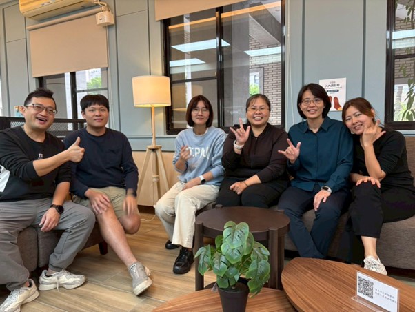 圖 5 林佳穎老師（右二）與團隊合影，手語代表「愛」的意思。圖片來源：林佳穎老師提供