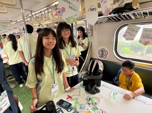 圖 1 二水國中學生帶領小學生實作科學實驗。圖片來源：楊傳峰老師提供