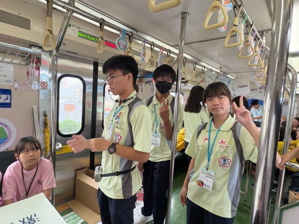 圖 2 二水國中學生講解實驗原理。圖片來源：楊傳峰老師提供