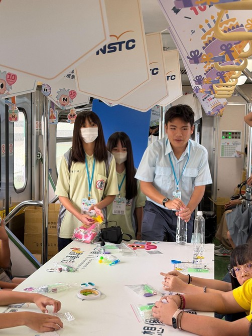 圖 3 二水國中學生講解實驗原理。圖片來源：楊傳峰老師提供