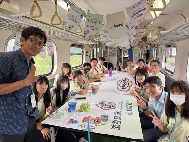 圖 4 楊傳峰老師與二水國中學生合影。圖片來源：楊傳峰老師提供