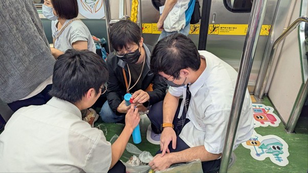 圖 1 學生合力排除爆炸可樂瓶白色煙霧效果不佳的狀況。圖片來源：王嘉萍老師提供