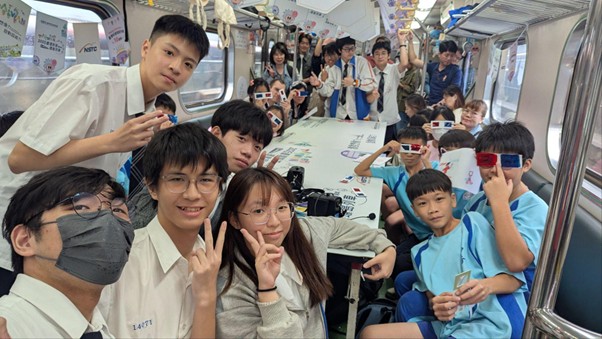 圖 3 紅藍 3D 眼鏡成果展示。圖片來源：王嘉萍老師提供