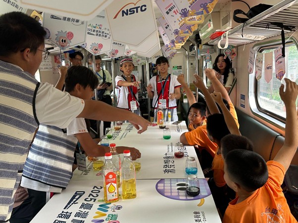 圖 1 蘭嶼高中的學生帶領小朋友操作實驗。圖片來源：陳淑貞主任提供