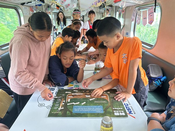 圖 2 透過「Tatala 的秘密」學習密度，同時認識雅美族拼板舟文化。圖片來源：陳淑貞主任提供