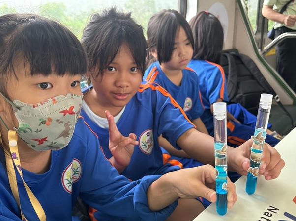 圖 3 「模擬海洋生態分層」延伸密度的概念，讓孩子們進一步認識蘭嶼的海洋生態。圖片來源：陳淑貞主任提供