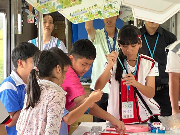 圖 4 蘭嶼高中的雅美族學生身穿族服參加活動。圖片來源：陳淑貞主任提供