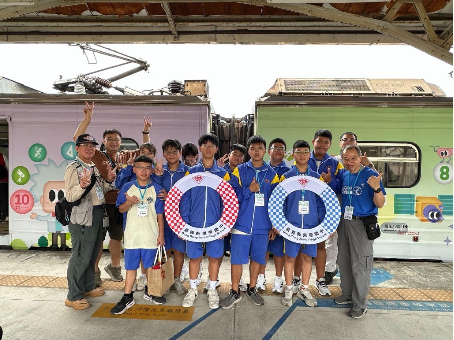 蘇恆誠理事與東榮國中師生合照