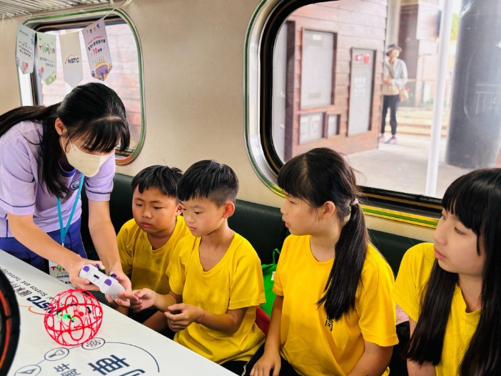 新港國中學生帶領小學生操作無人機足球