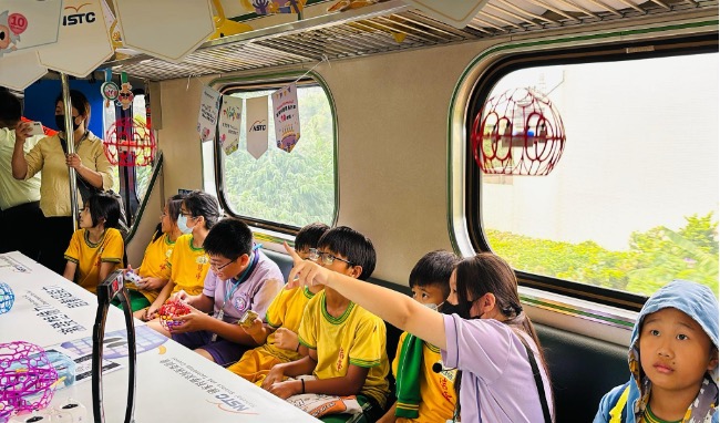 新港國中學生帶領小學生操作無人機足球