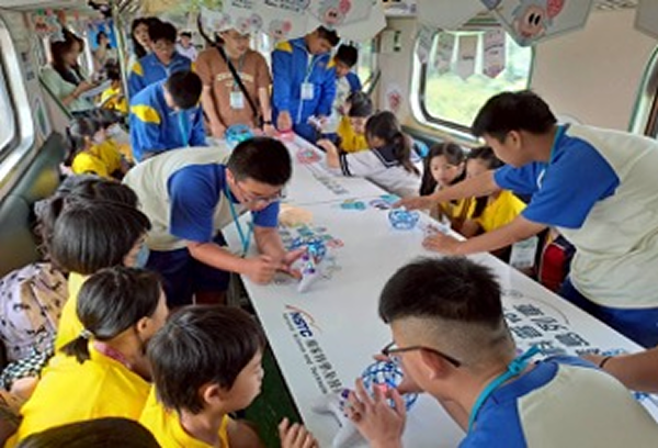 東榮國中學生帶領小學生操作無人機足球